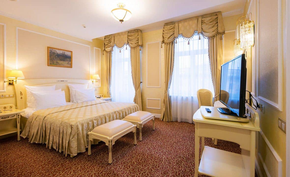 rooms-business-suite-city-hall-view
