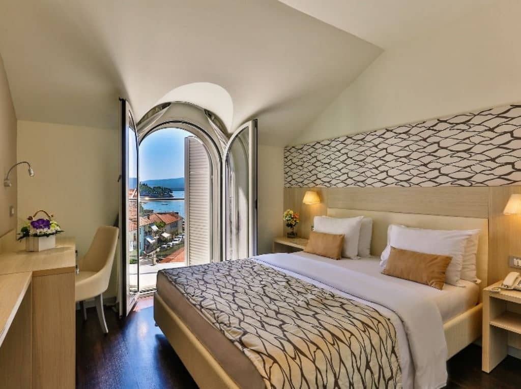 rooms-double-standard-room-side-sea-view