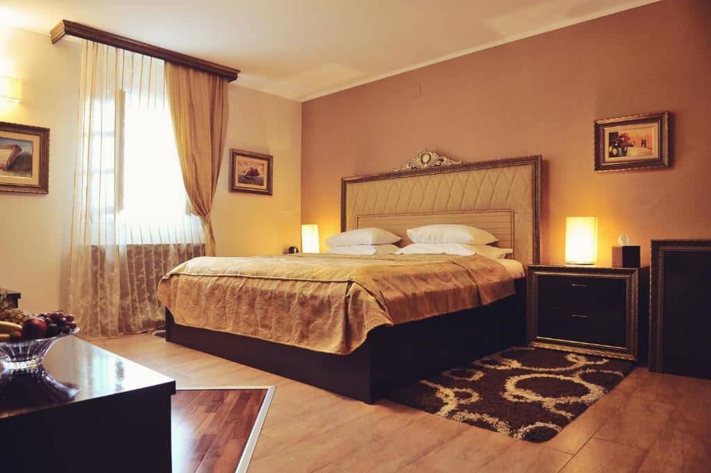 rooms-luxury-suite-separate-bedroom