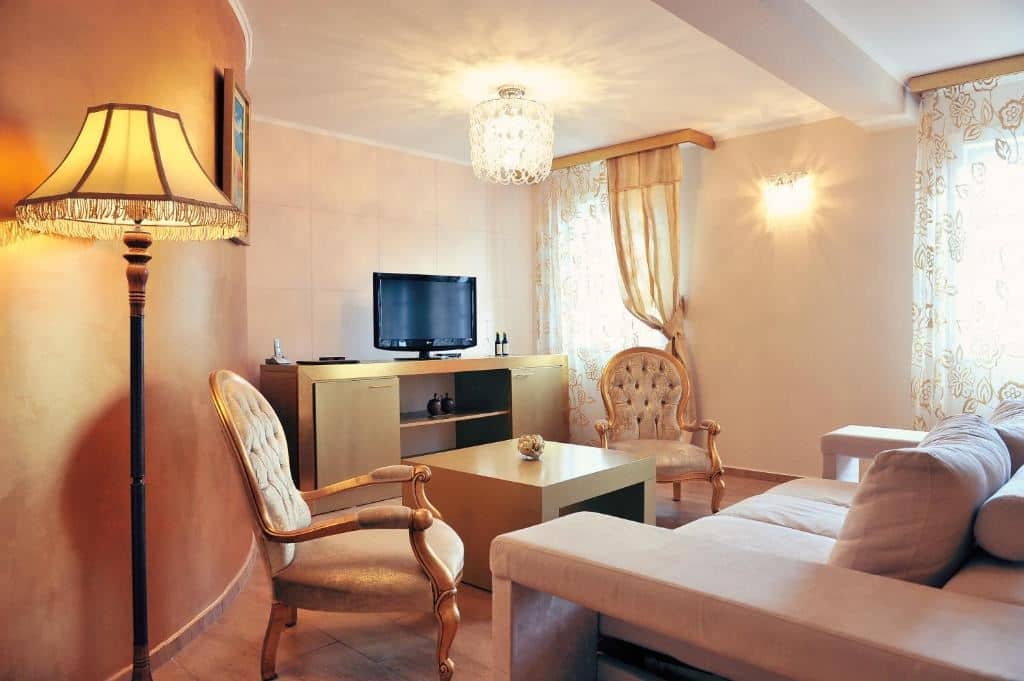 rooms-executive-suite-separate-bedroom