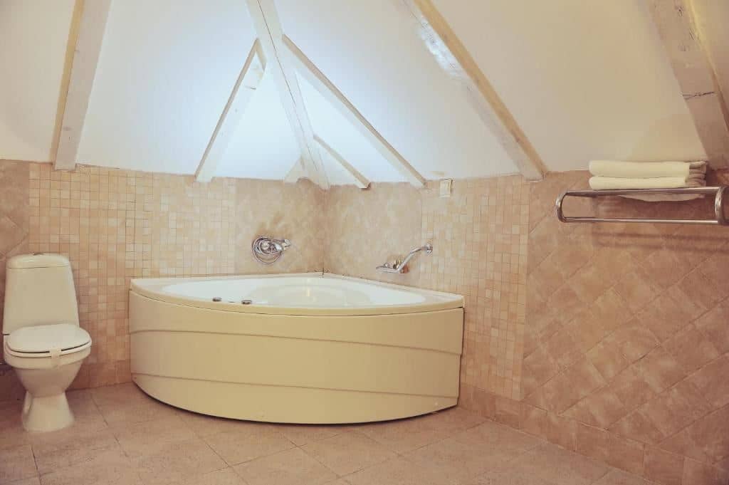 rooms-honeymoon-suite
