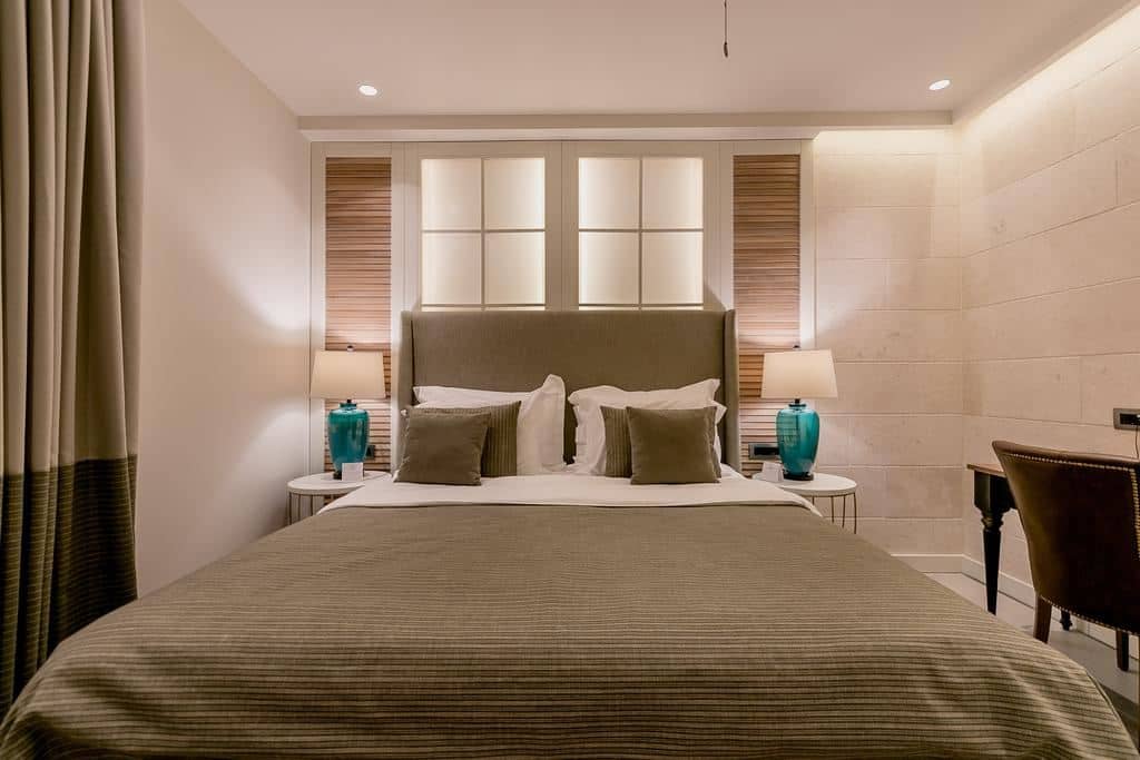 rooms-deluxe-two-bedroom-apartment-sea-view