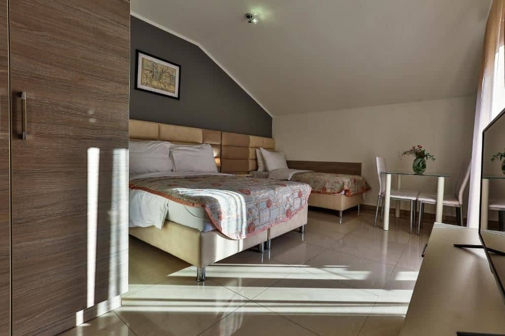 rooms-triple--luxury-studio
