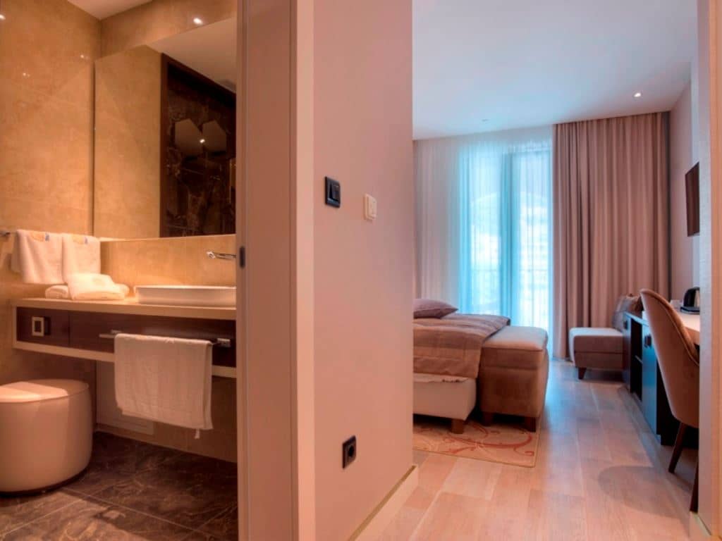 rooms-standard-double-room-atrium-and-mountain-view