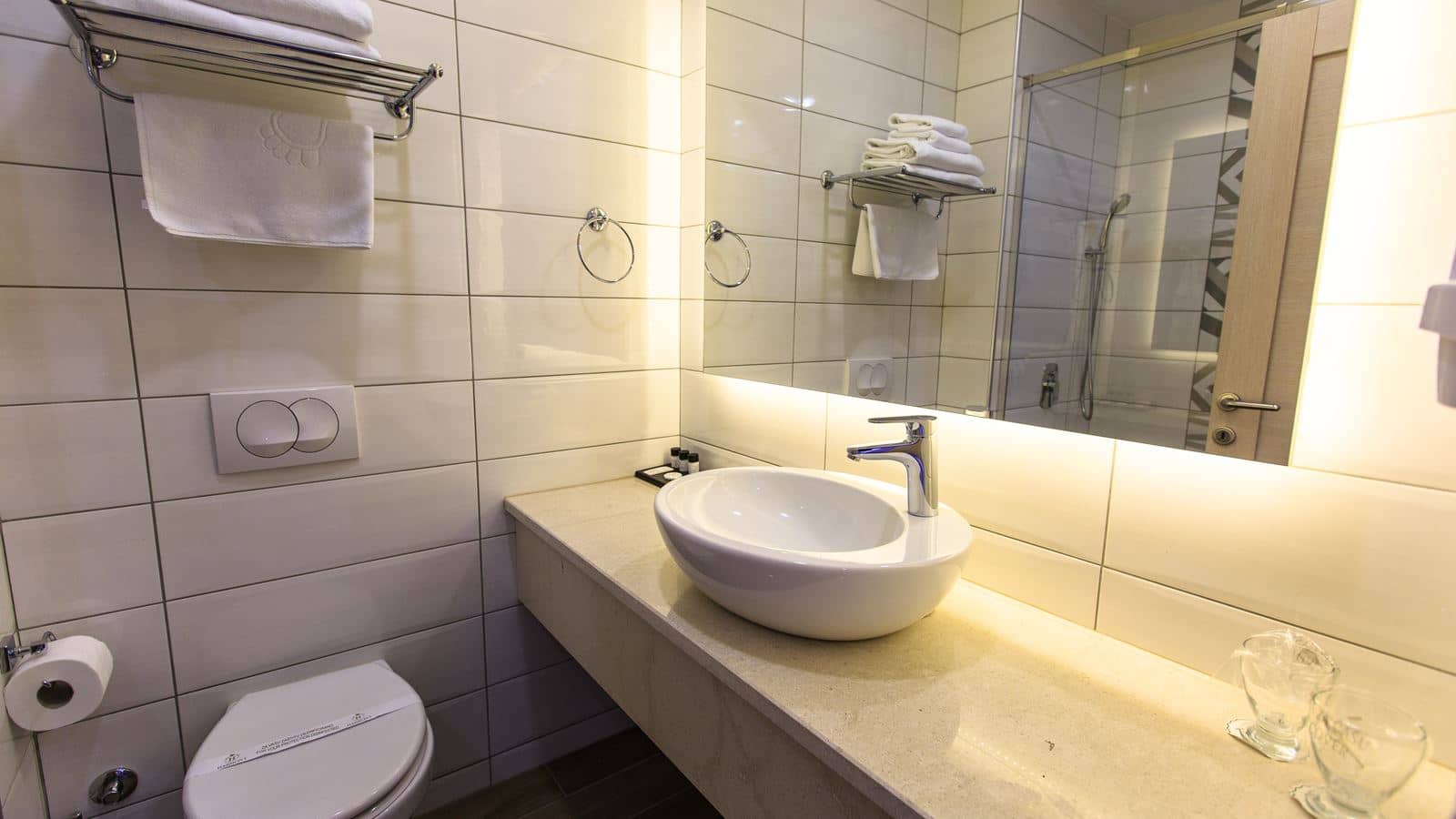 rooms-standard-double-room-pool-view