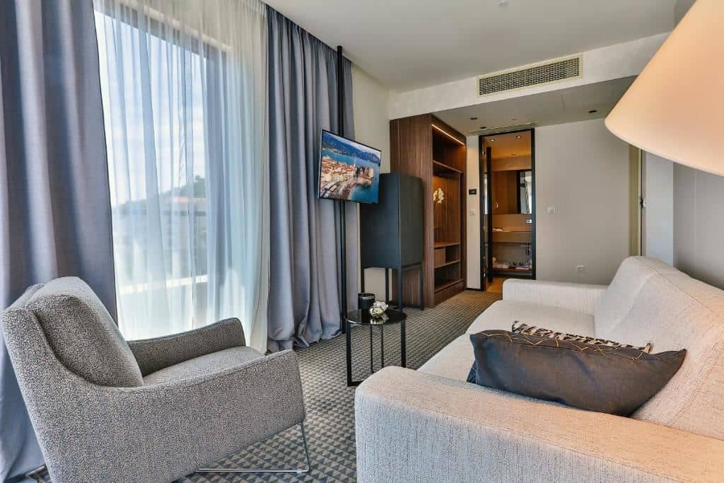 rooms-deluxe-suite-sea-view