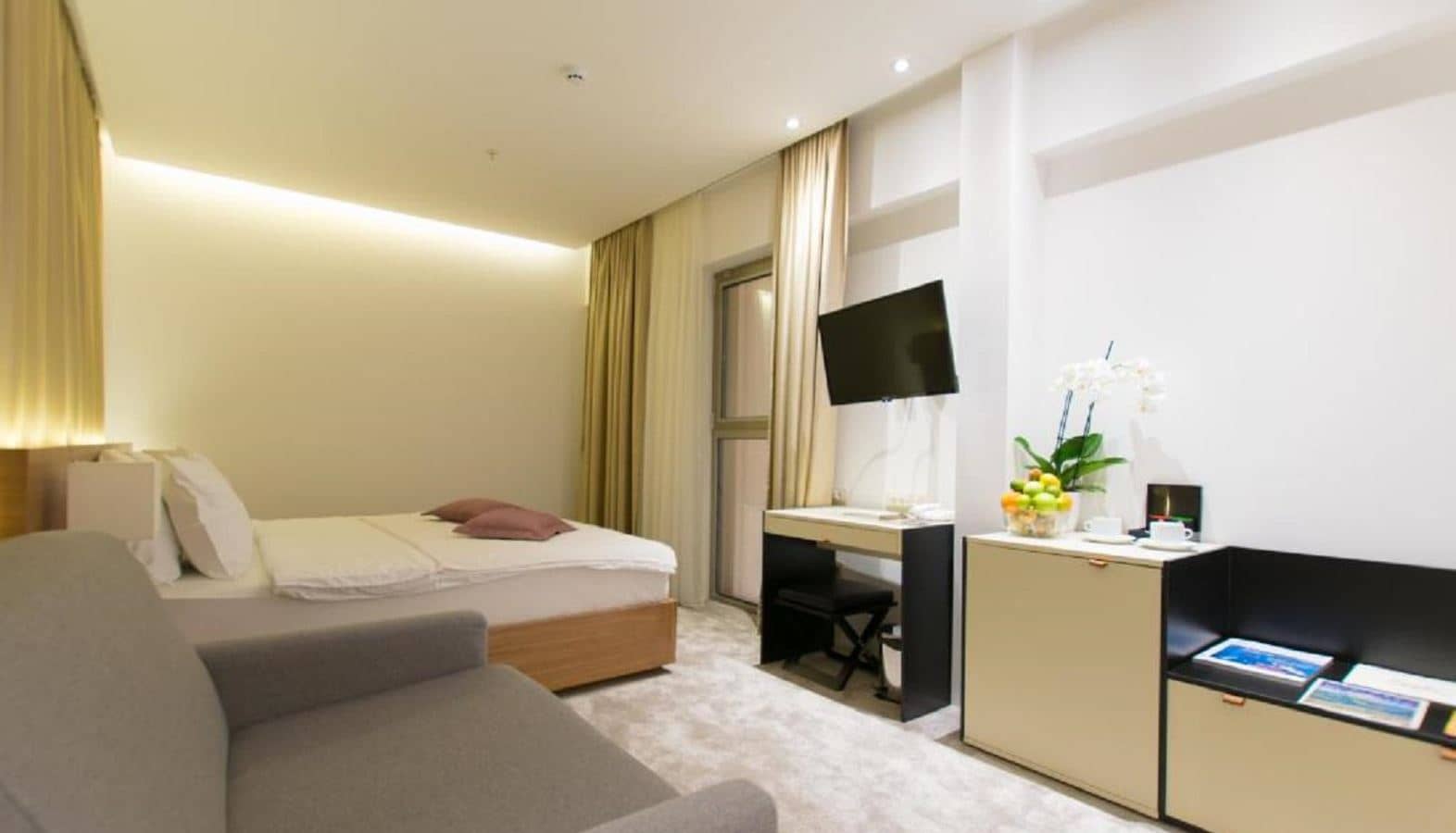 rooms-standard-room-atrium-view