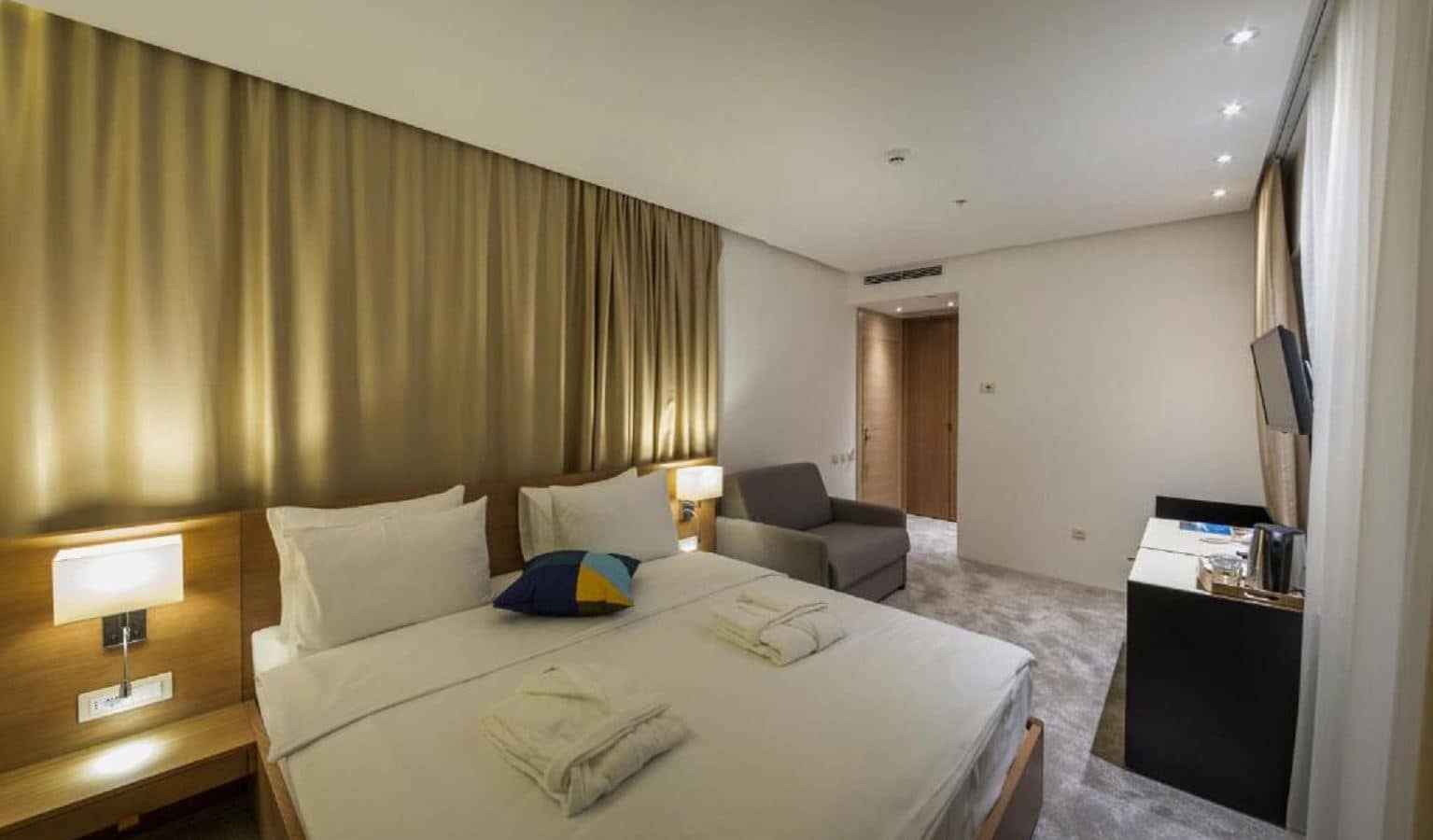 rooms-standard-room-atrium-view
