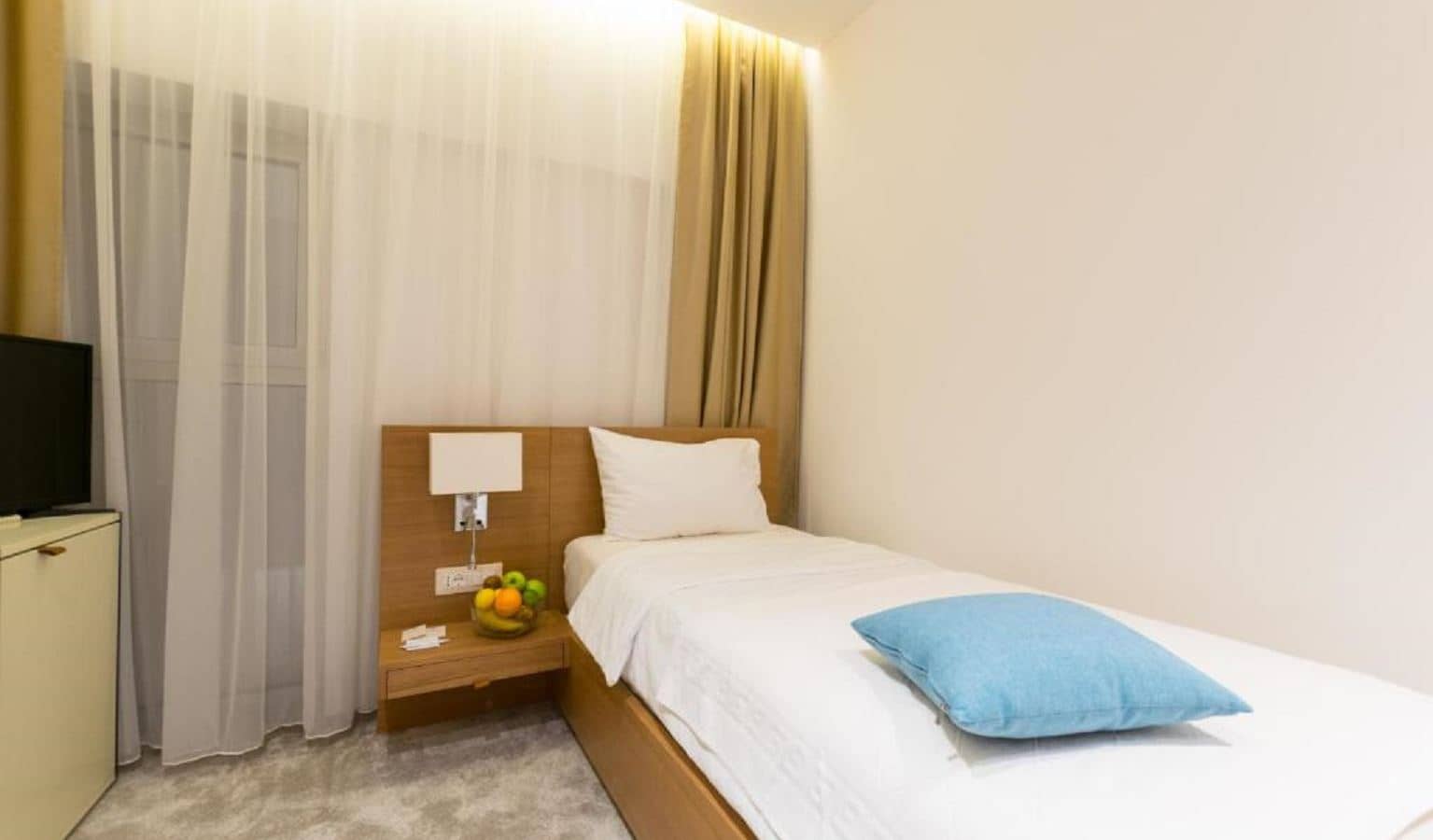 rooms-single-room-atrium-view