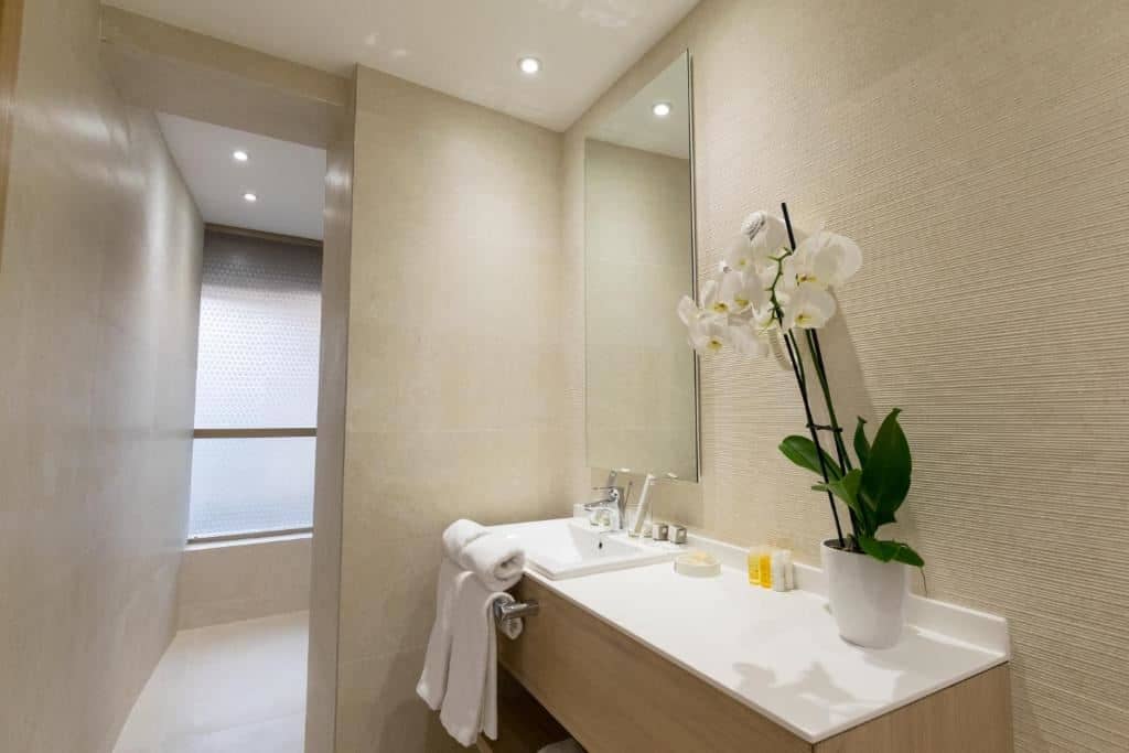 rooms-comfort-suite-partial-sea-view-balcony