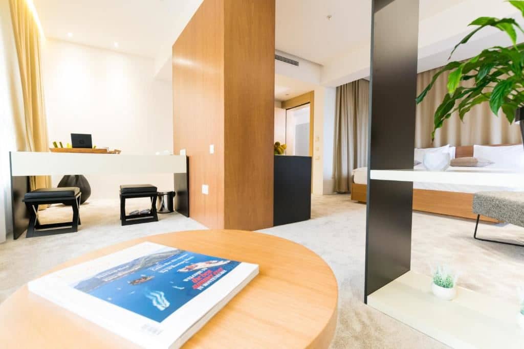 rooms-comfort-suite-partial-sea-view-balcony