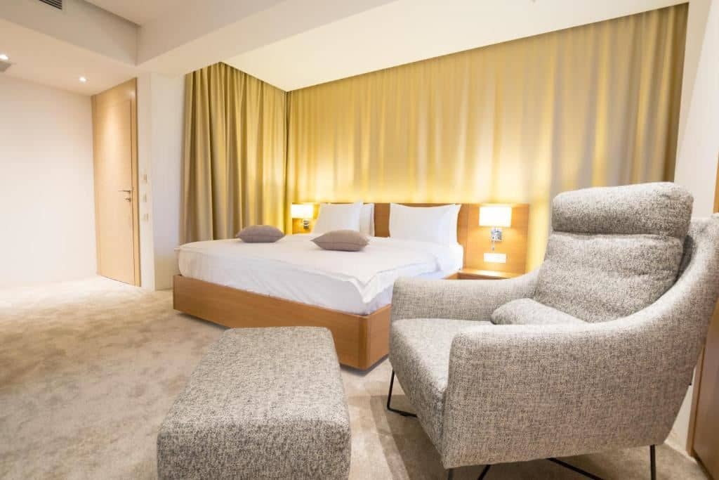 rooms-comfort-suite-partial-sea-view-balcony
