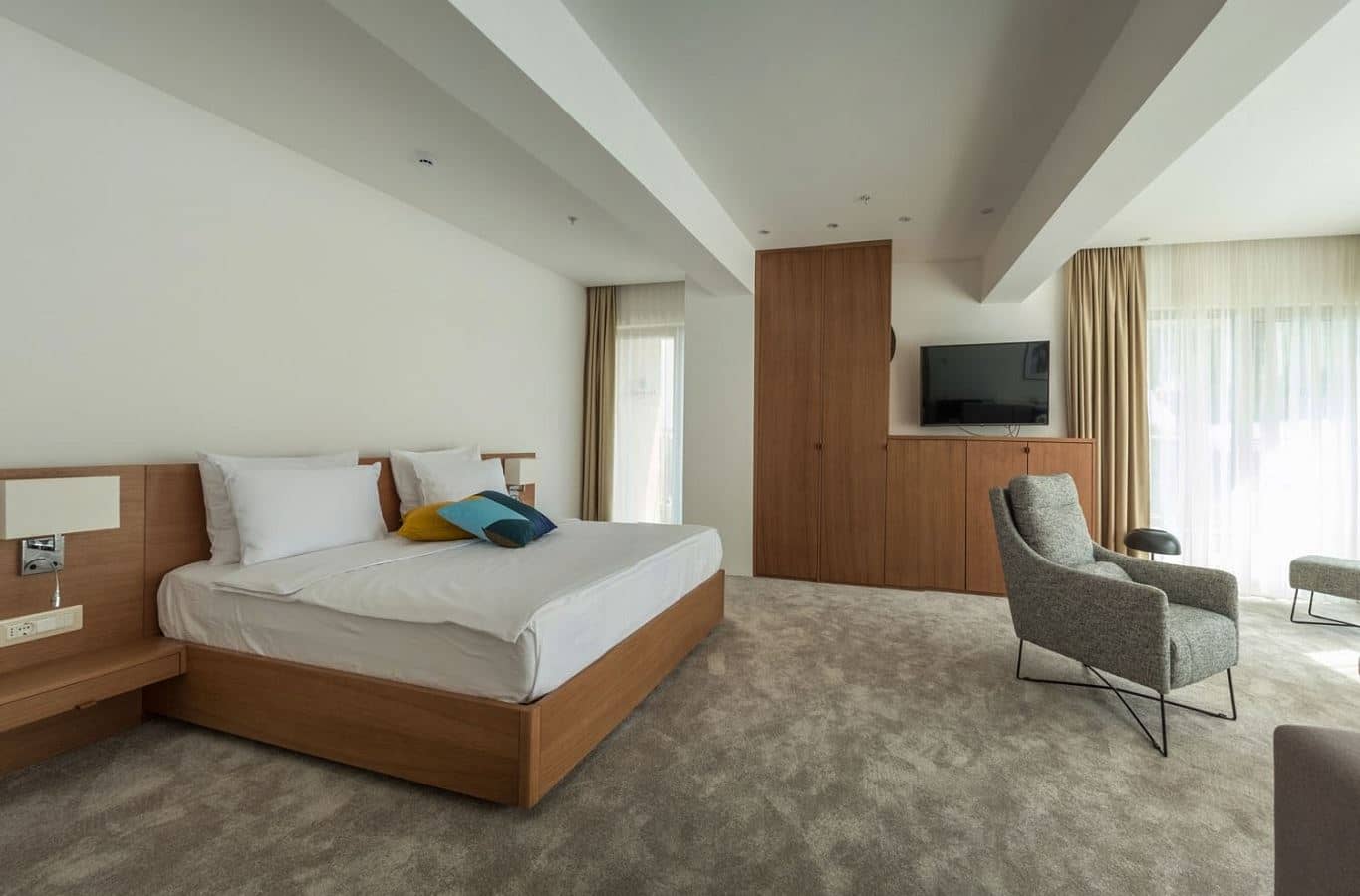 rooms-comfort-suite-partial-sea-view-balcony