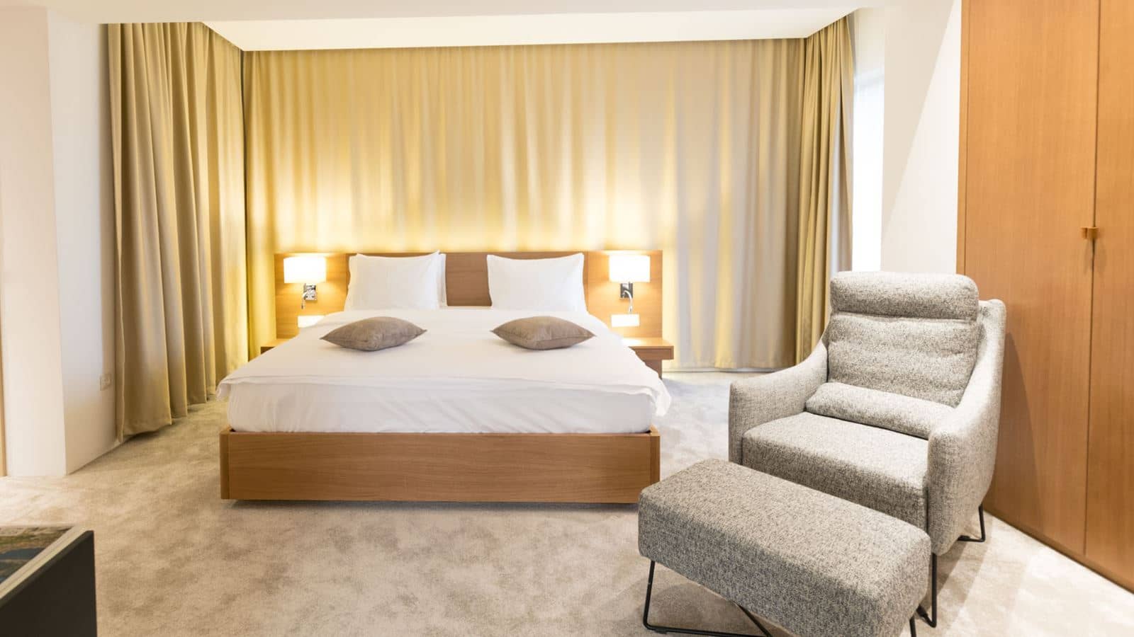 rooms-comfort-suite-partial-sea-view-balcony