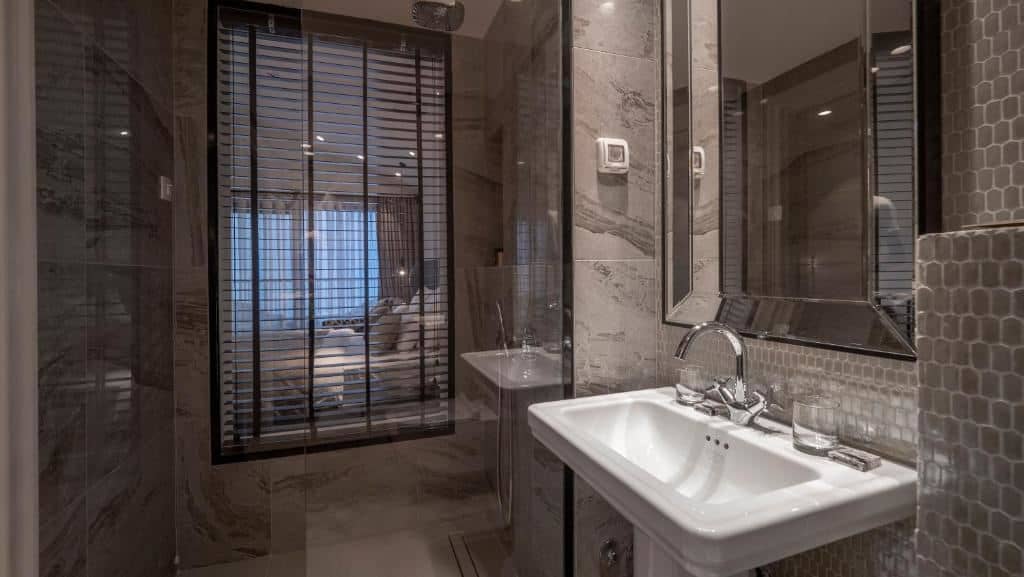 rooms-connecting-room-with-balcony-4-pax