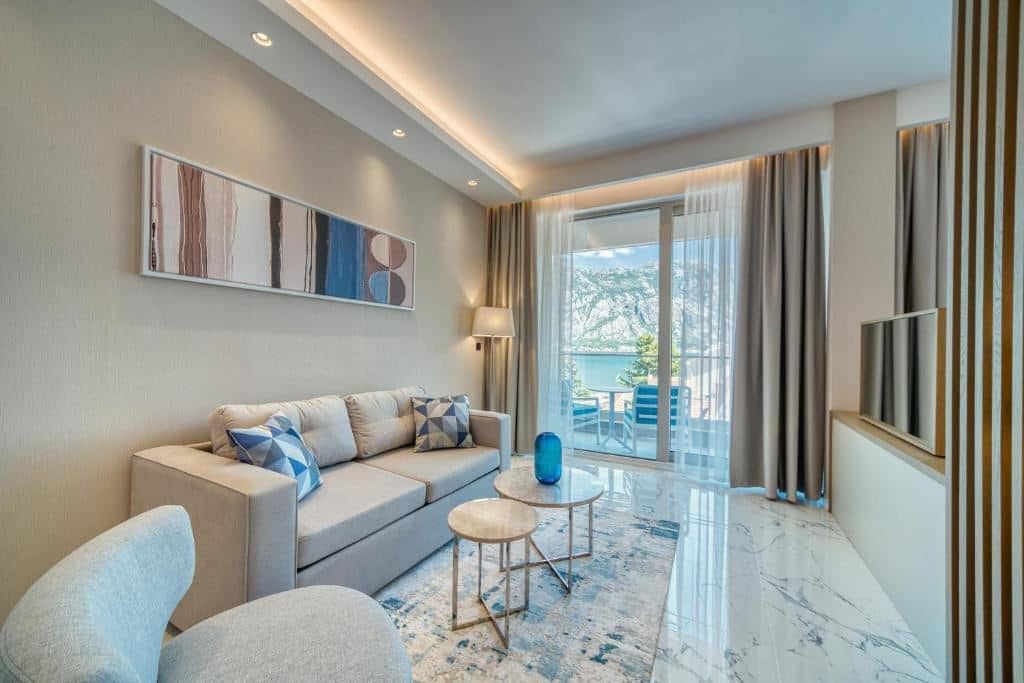 rooms-1-king-bed-sea-view-with-pool-premium