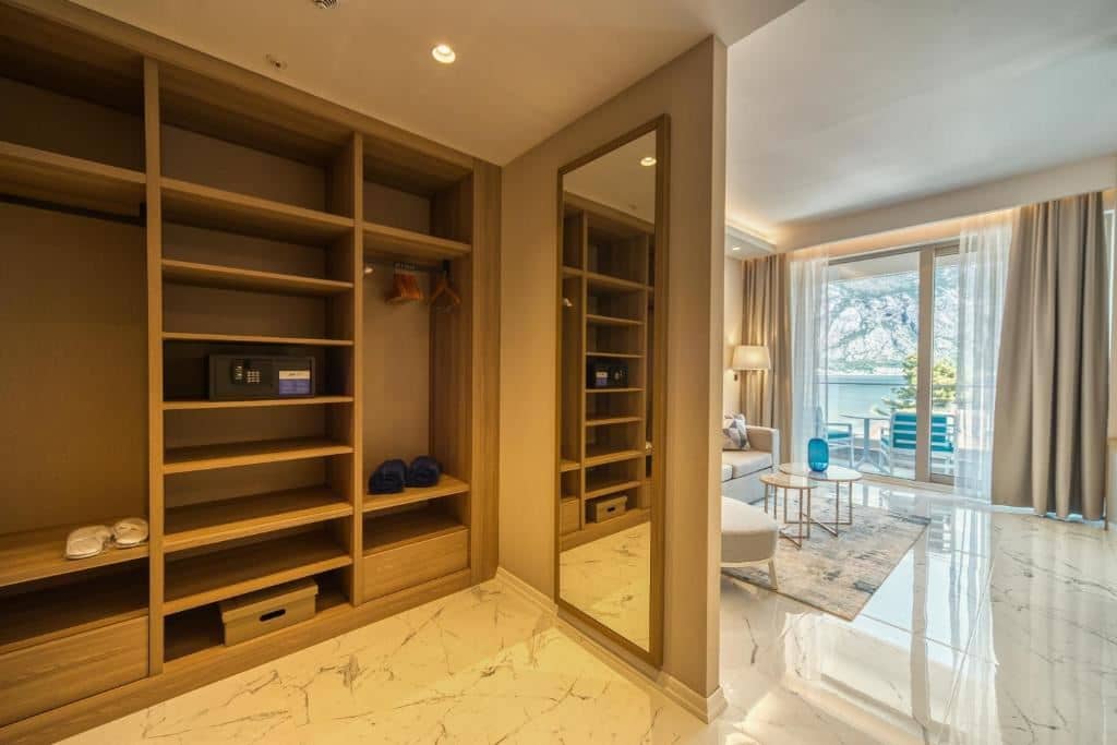 rooms-1-king-bed-sea-view-with-pool-premium