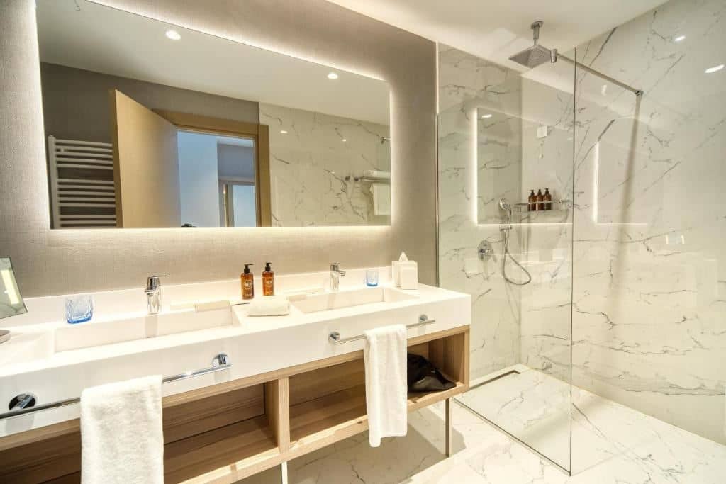 rooms-1-king-bed-sea-view-with-pool-premium