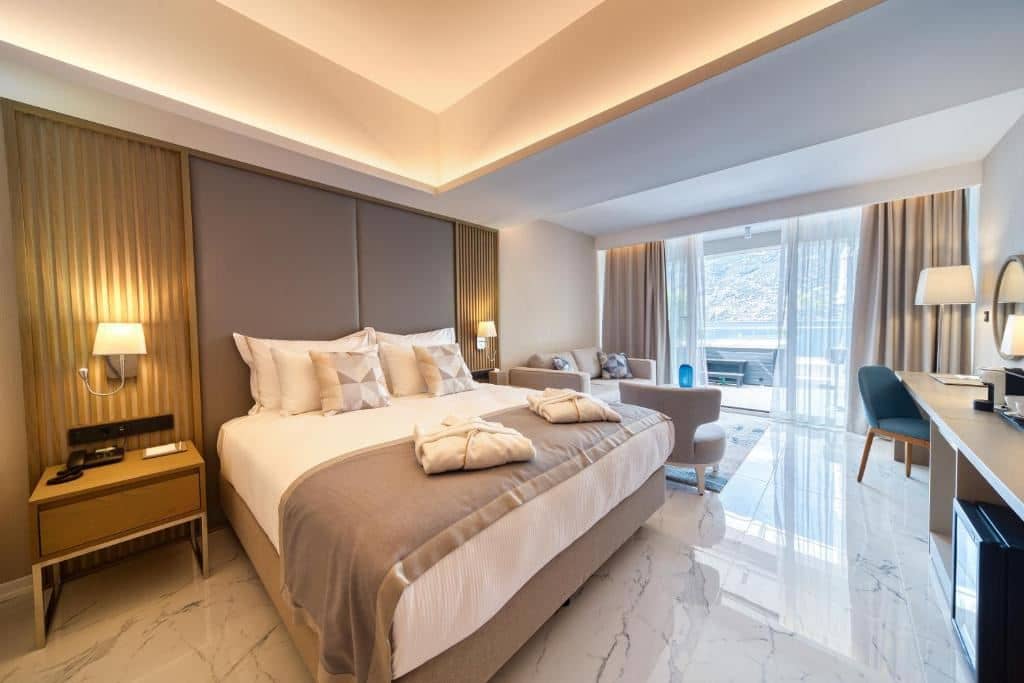 rooms-1-king-bed-sea-view-with-hot-tub-premium