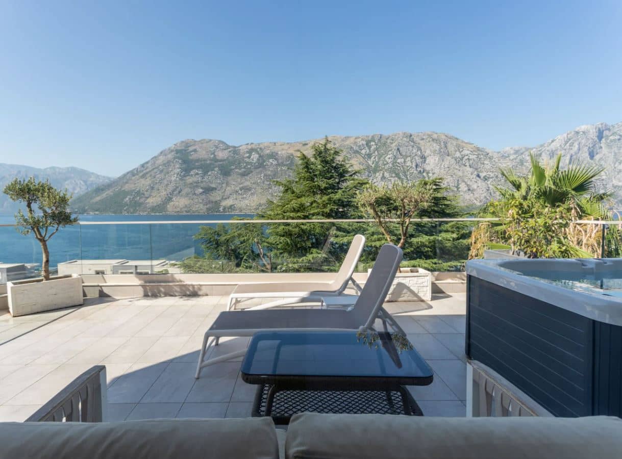 rooms-1-king-bed-sea-view-with-hot-tub-and-terrace-premium