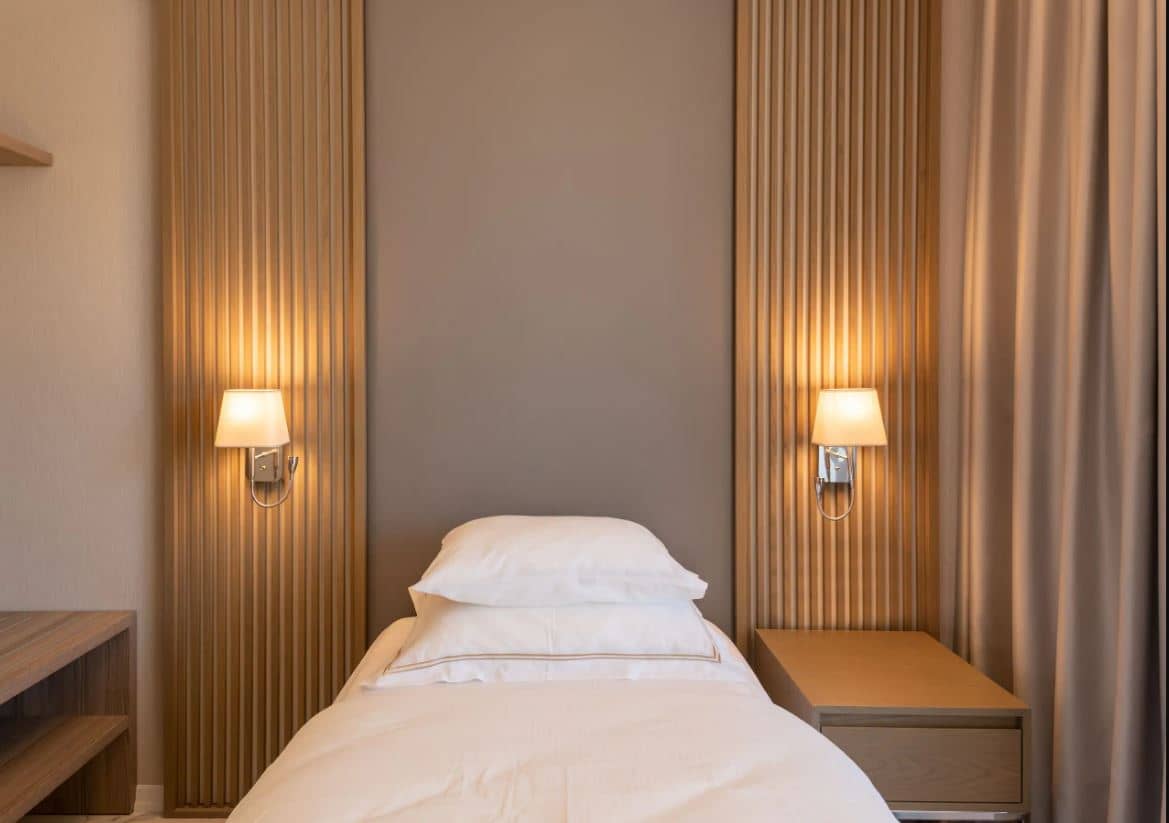 rooms-2-twin-beds-room
