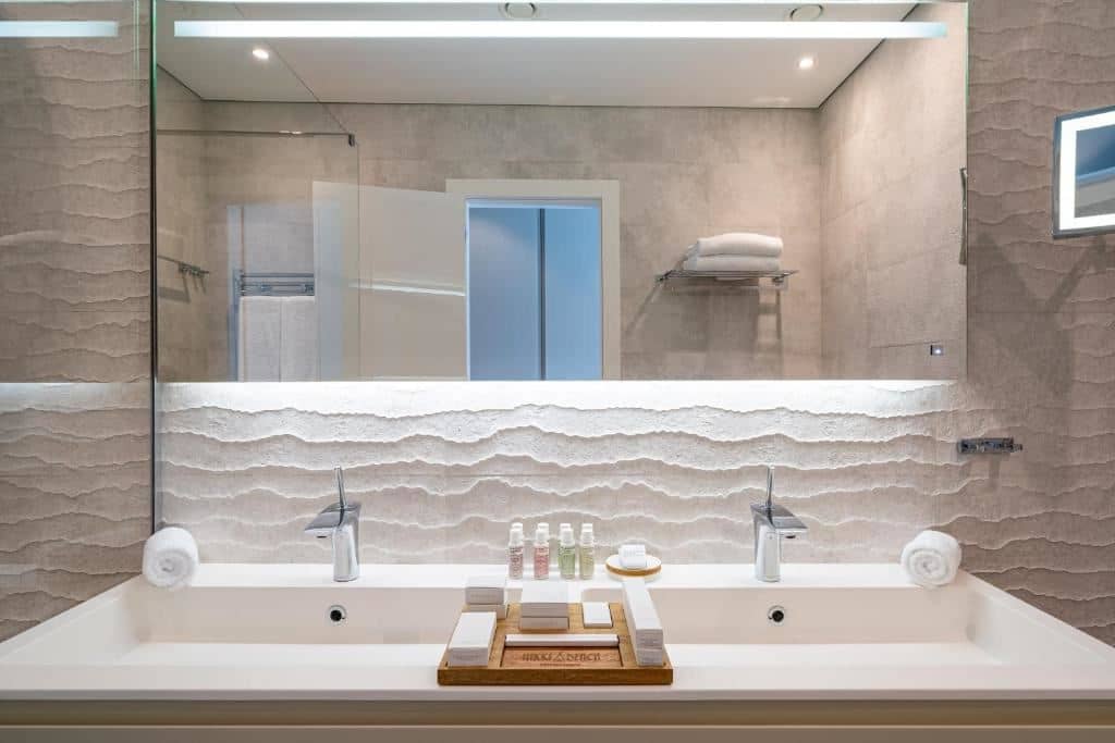 rooms-luux-room-land-view