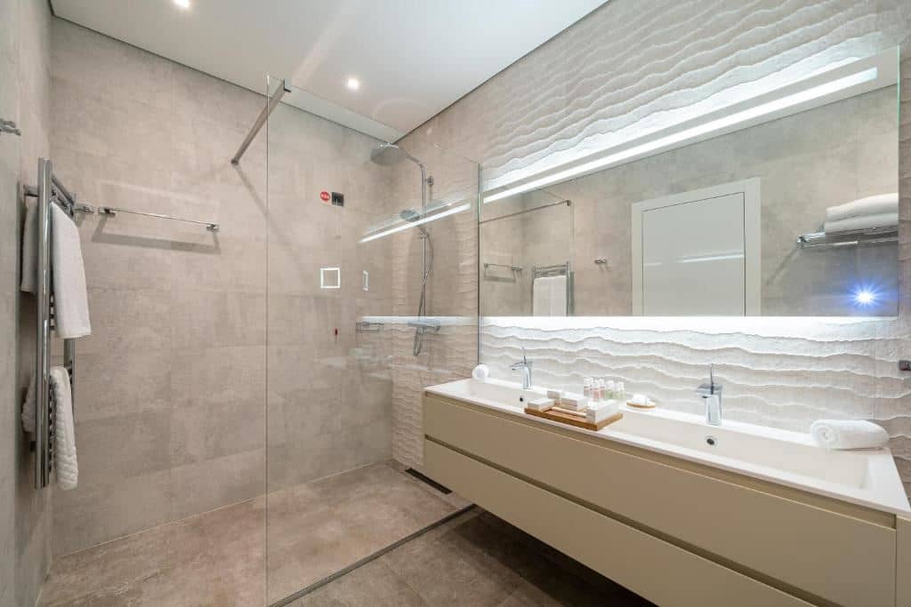 rooms-luux-room-land-view