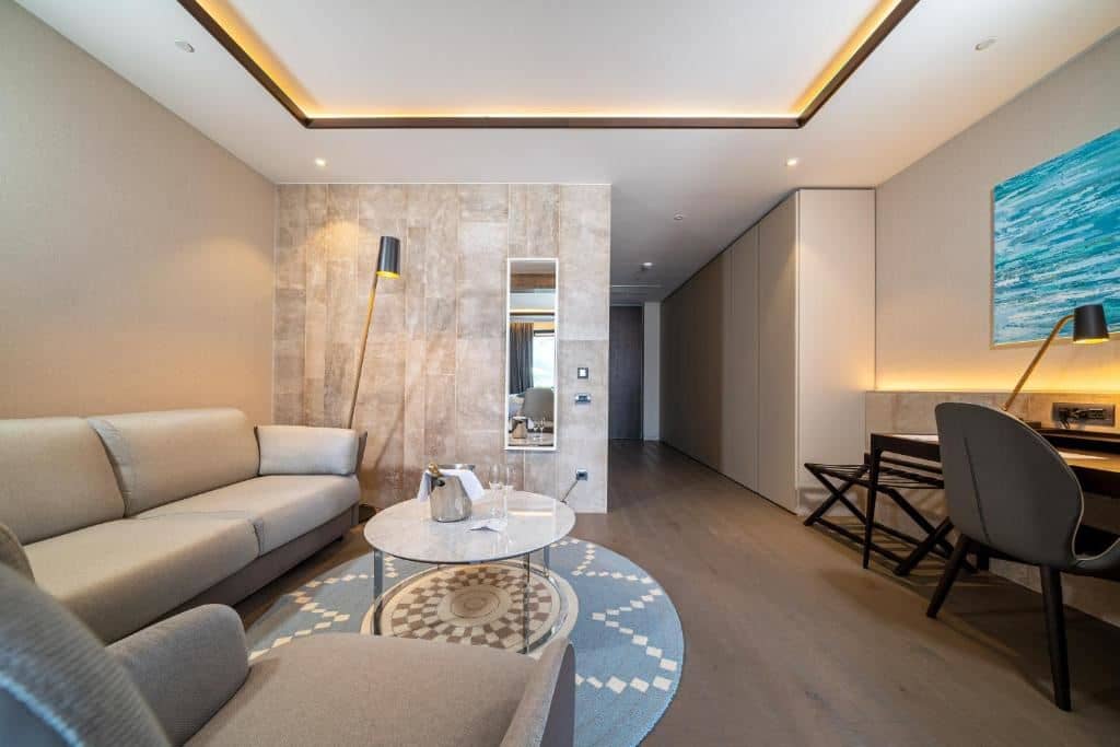 rooms-luux--pool-side