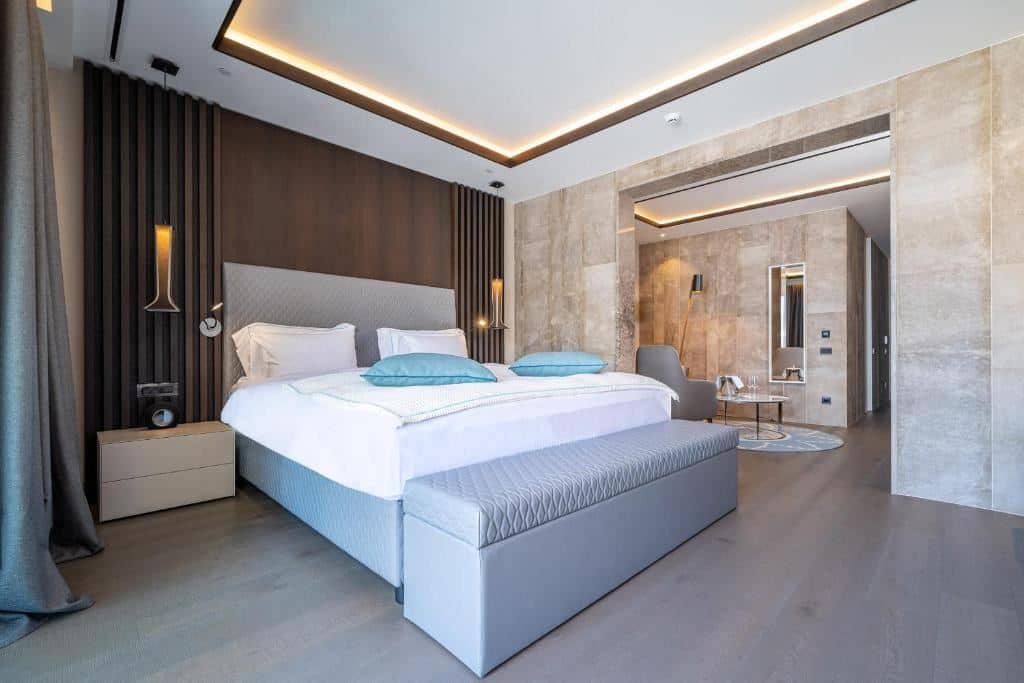 rooms-luux--pool-side