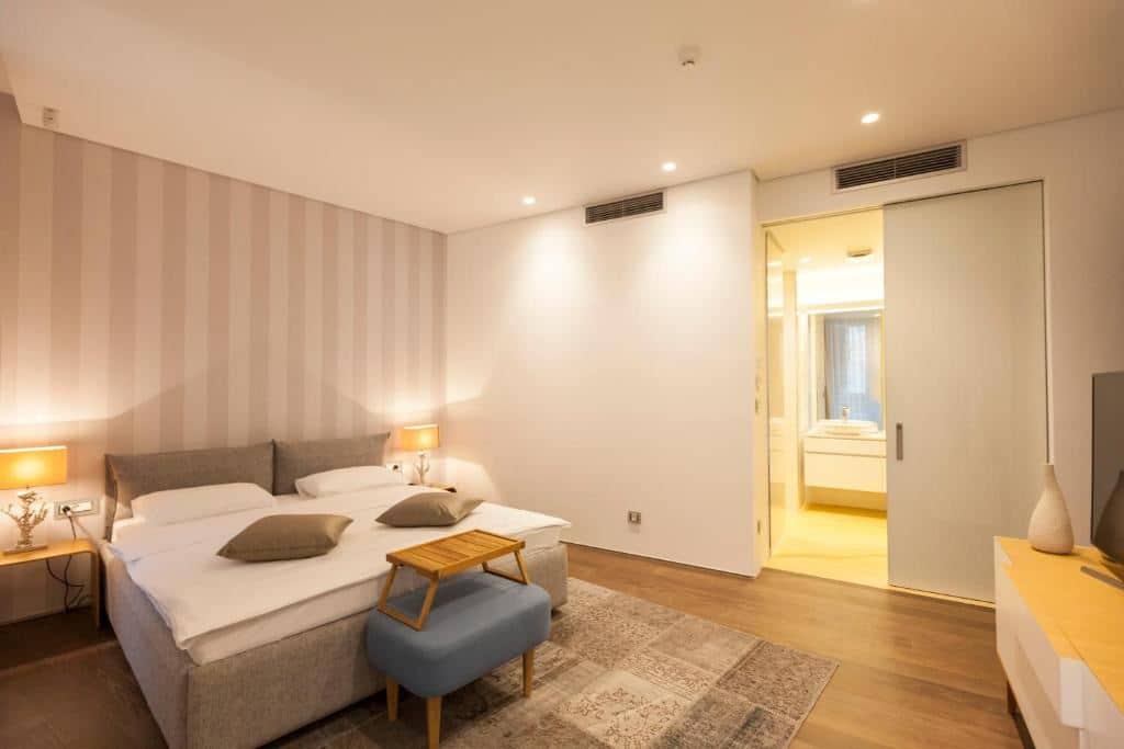 rooms-two-bedrooms-penthouse-sea-side-line