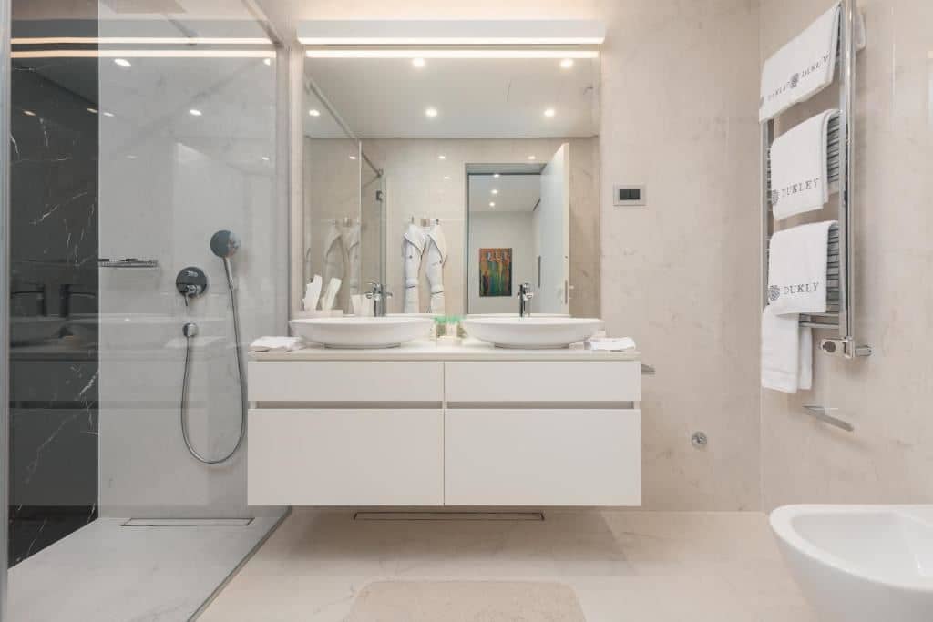 rooms-three-bedrooms-residence-garden-line