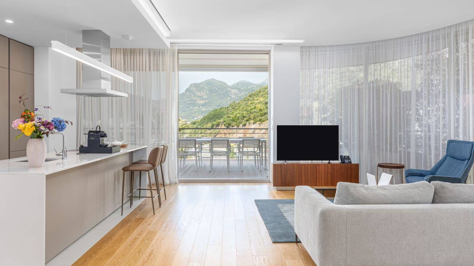 rooms-four-bedrooms-residence-garden-line