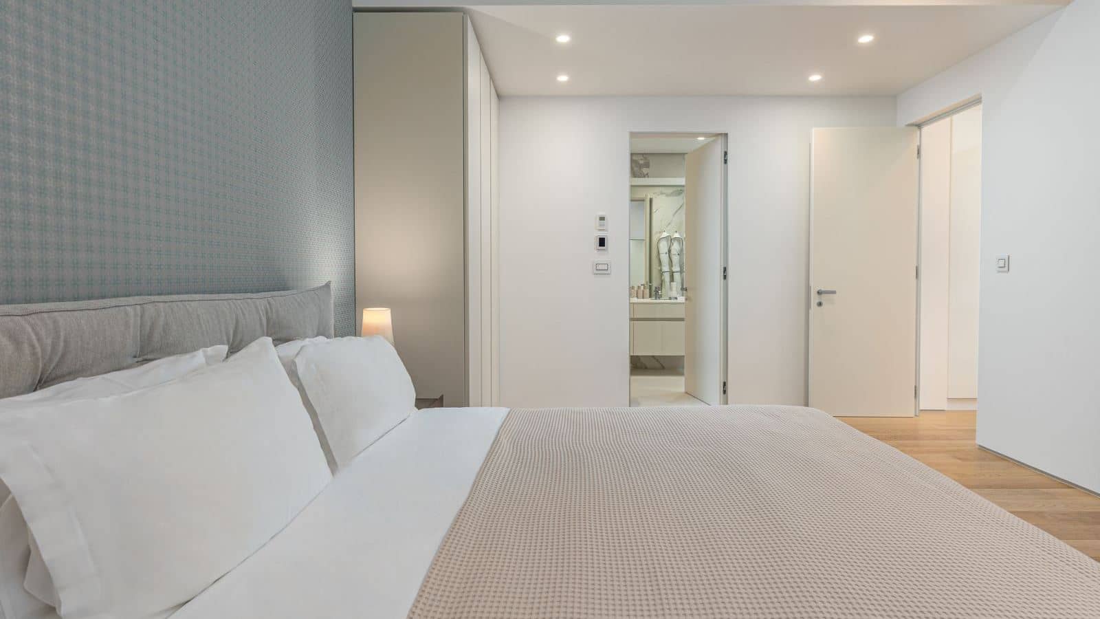 rooms-four-bedrooms-residence-garden-line