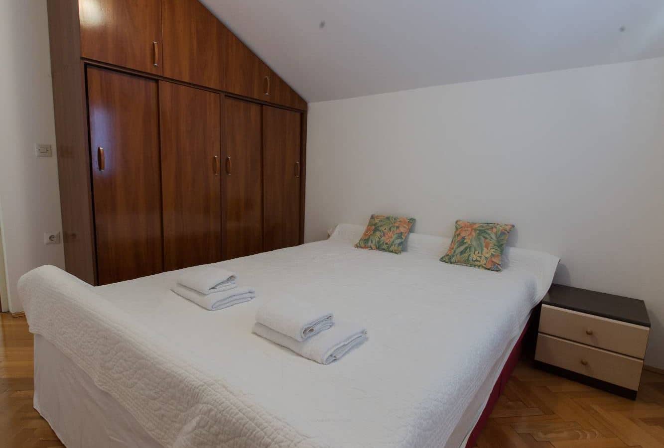 rooms-apartment-two-bedrooms-with-terrace