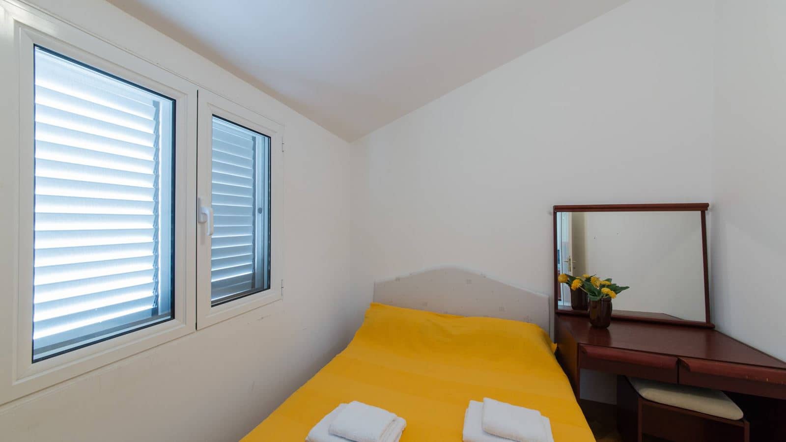 rooms-apartment-two-bedrooms-with-terrace