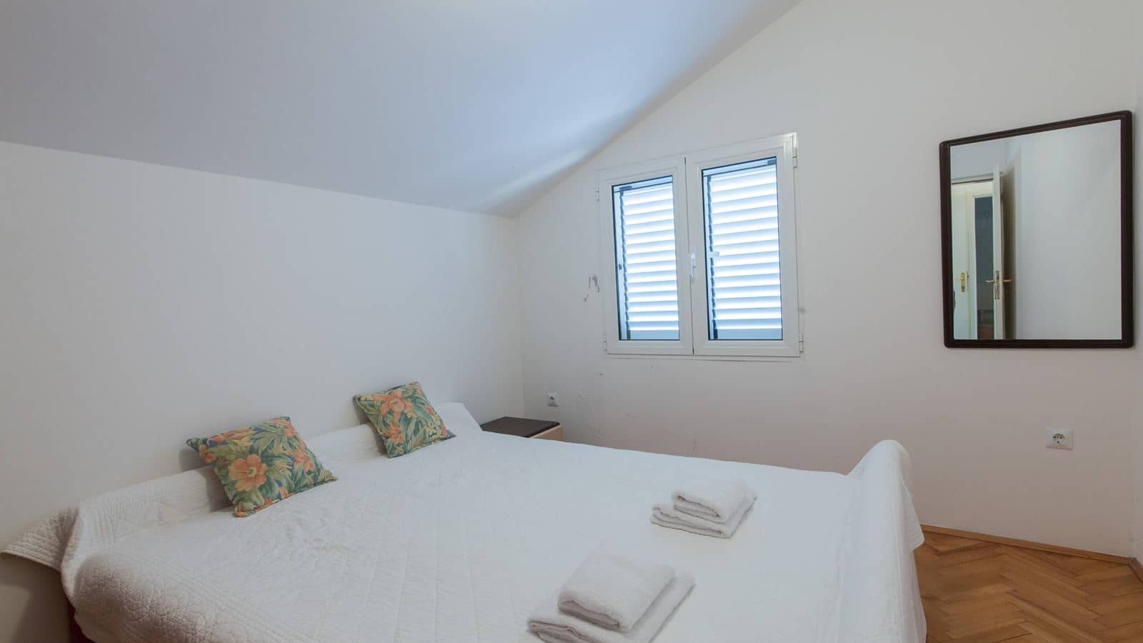 rooms-apartment-two-bedrooms-with-terrace