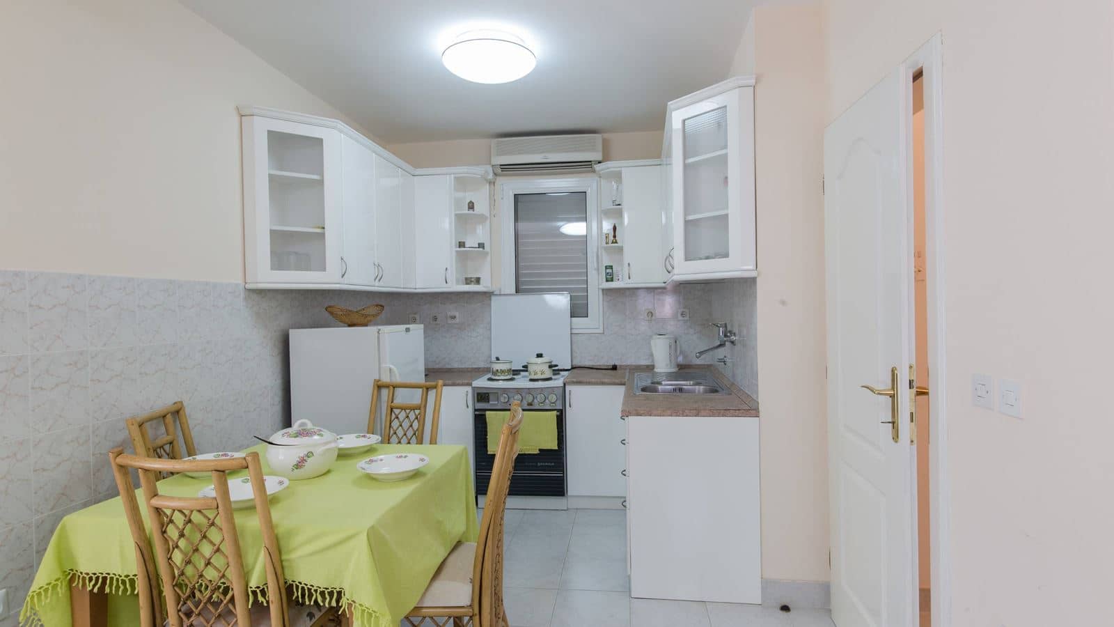 rooms-apartment-two-bedrooms-with-terrace