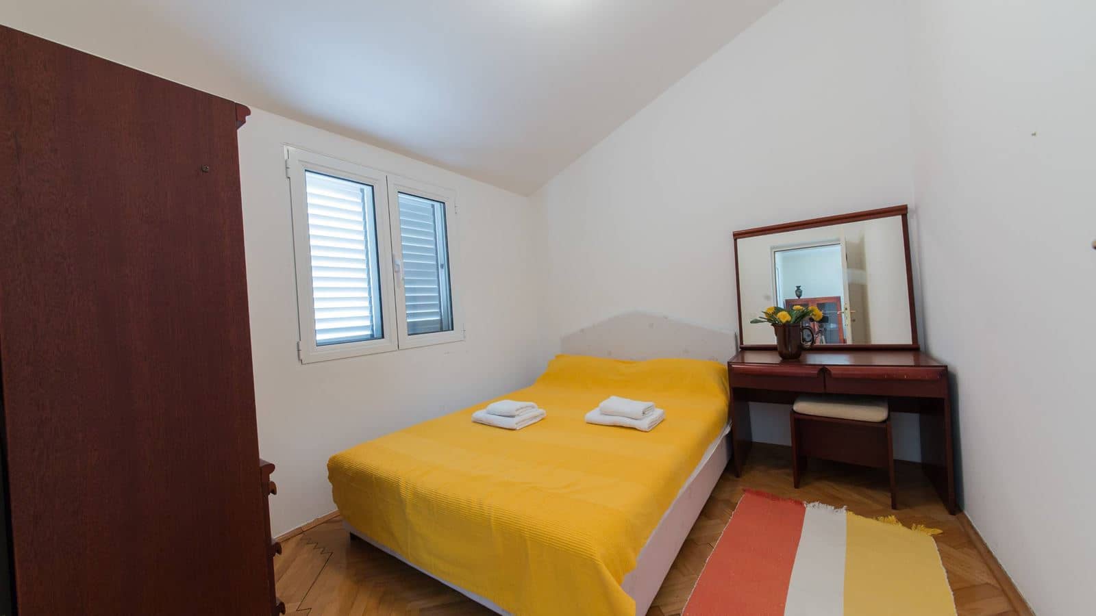 rooms-apartment-two-bedrooms-with-terrace