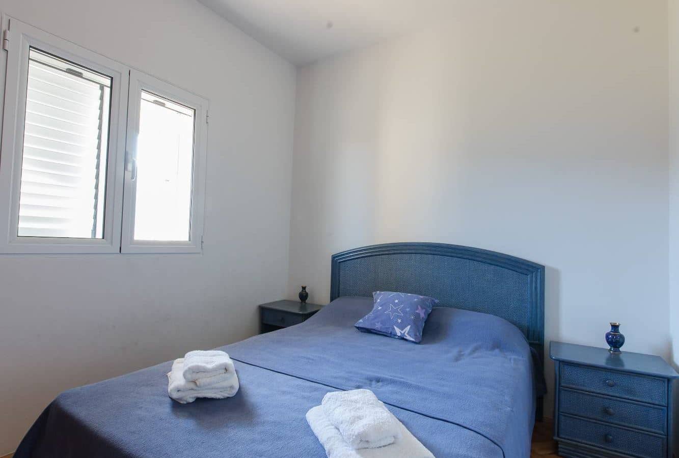 rooms-apartment-two-bedrooms-with-terrace