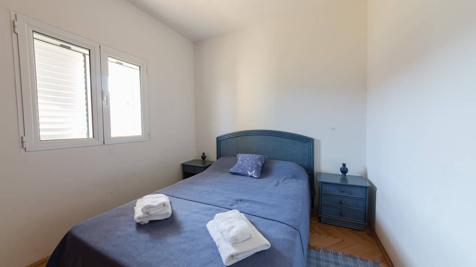 rooms-apartment-two-bedrooms-with-terrace