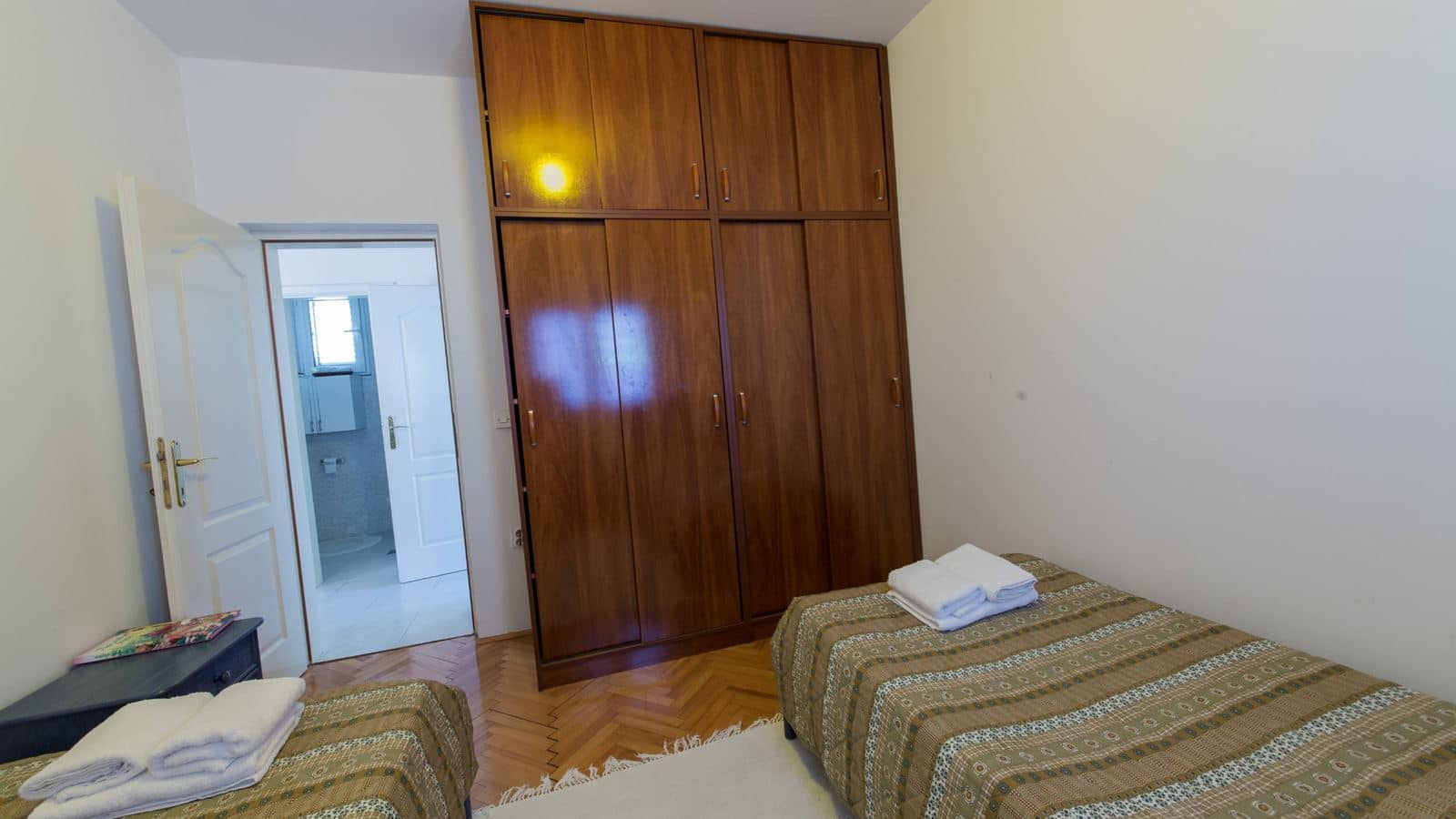 rooms-apartment-two-bedrooms-with-terrace