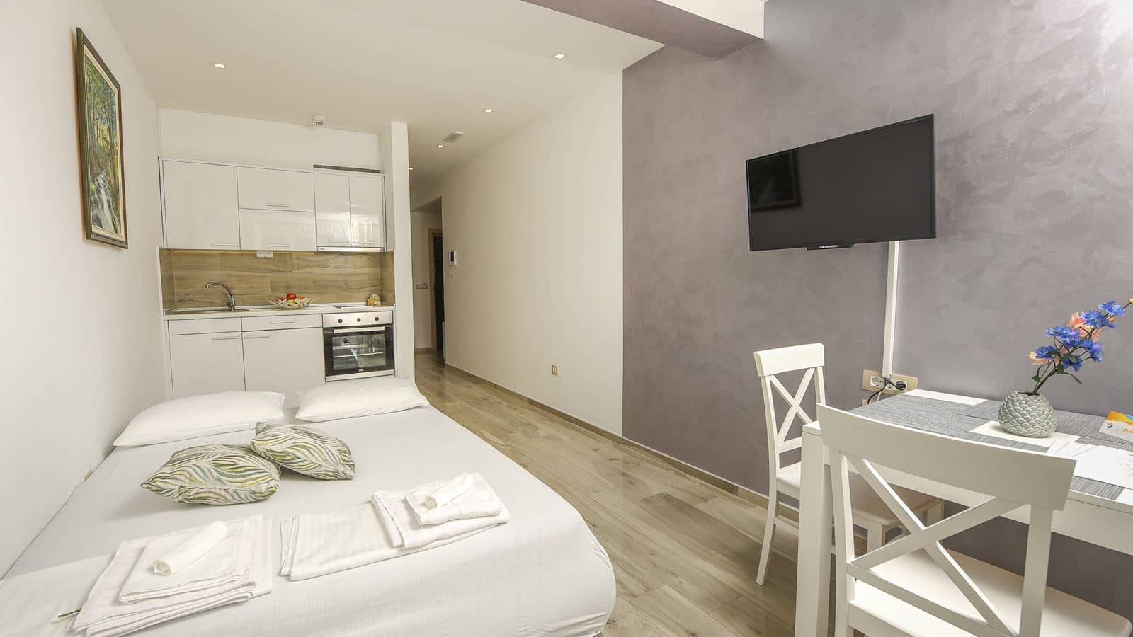 rooms-apartment-pool-view