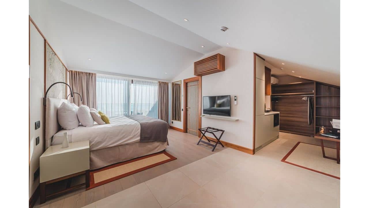 rooms-junior-suite-mansard-sea-view