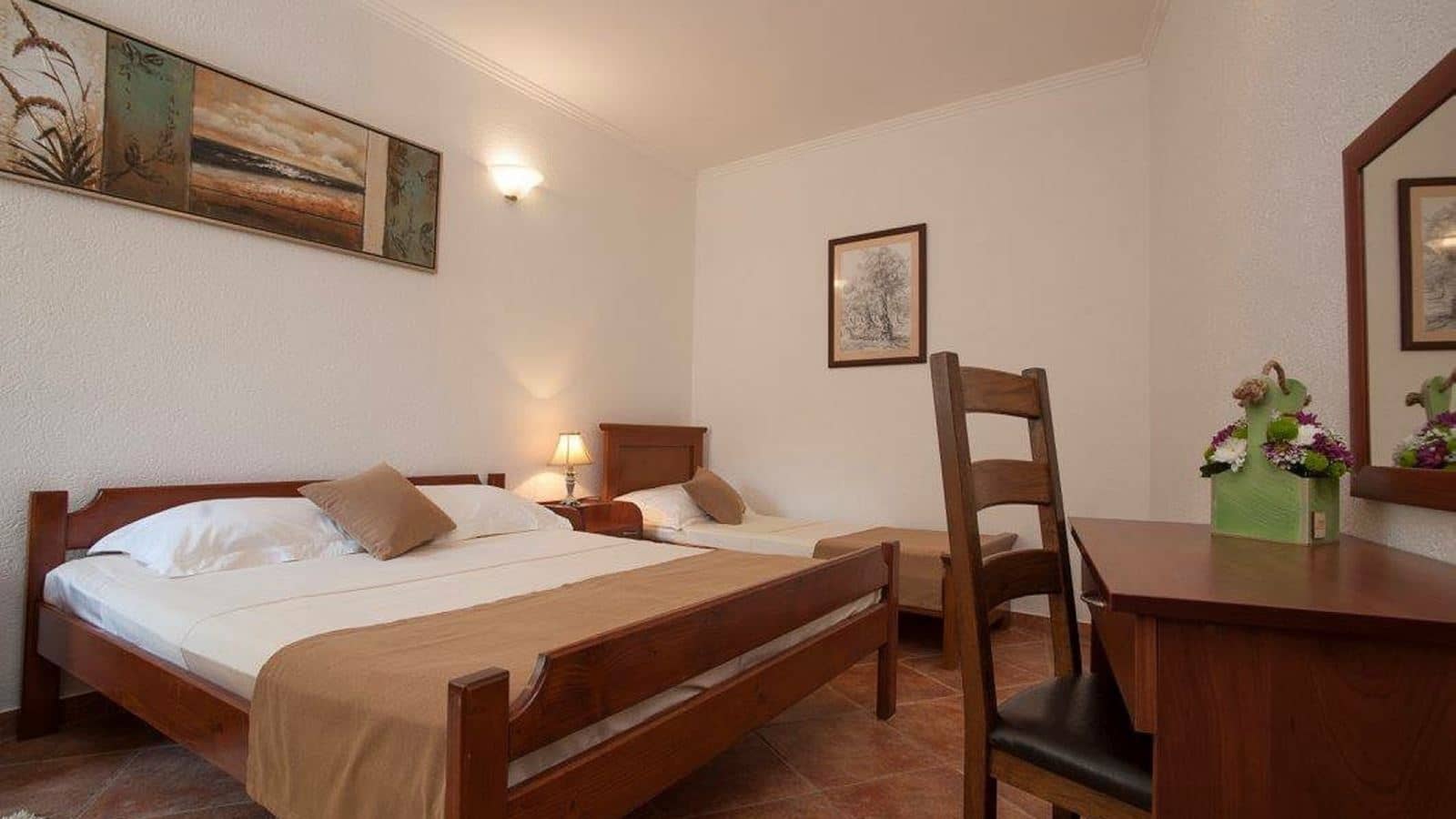 rooms-one-bedroom-apartment-ground-floor-with-french-balcony