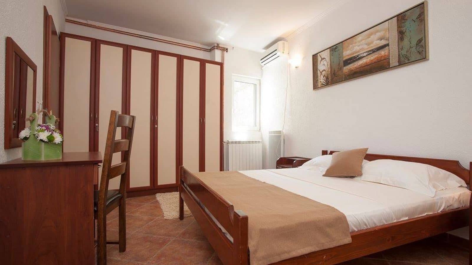 rooms-one-bedroom-apartment-ground-floor-with-french-balcony