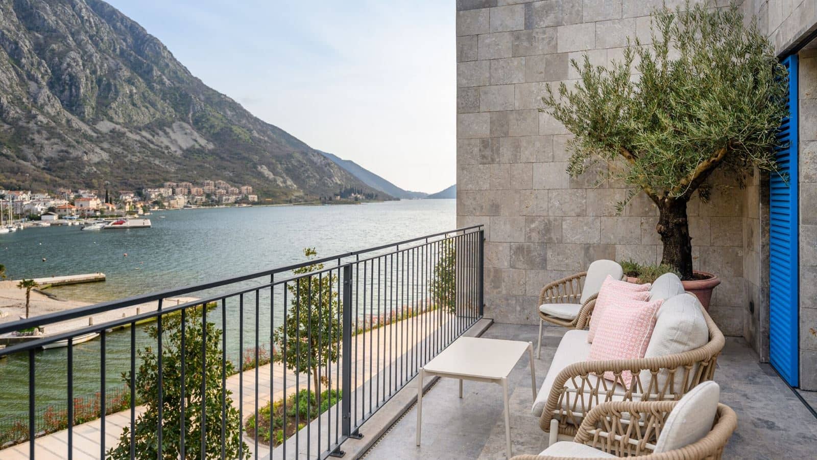 rooms-one-bedroom-apartment-sea-view