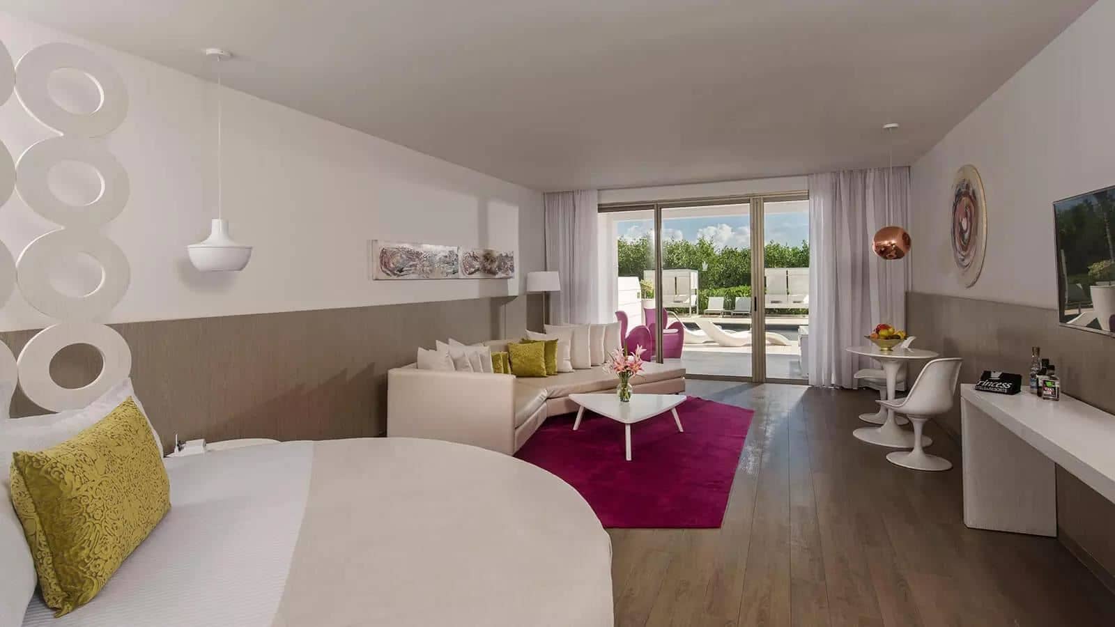 rooms-honeymoon-suite-swimout