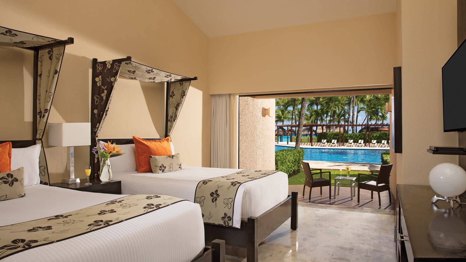 rooms-family-pool-view
