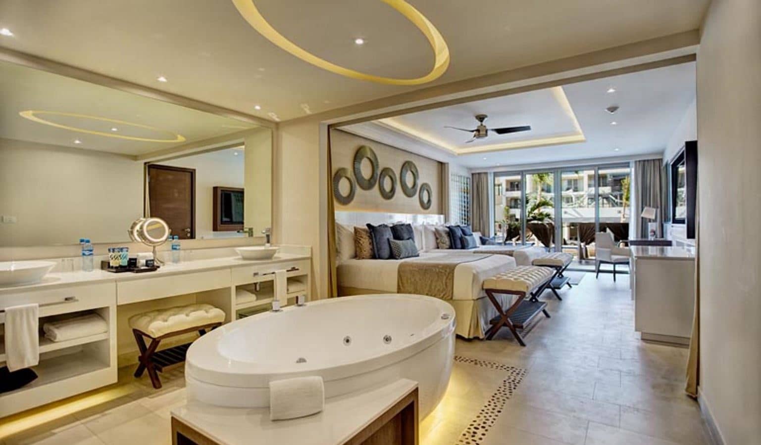 rooms-luxury-suite-ocean-view-with-terrace-jacuzzi-diamond-club