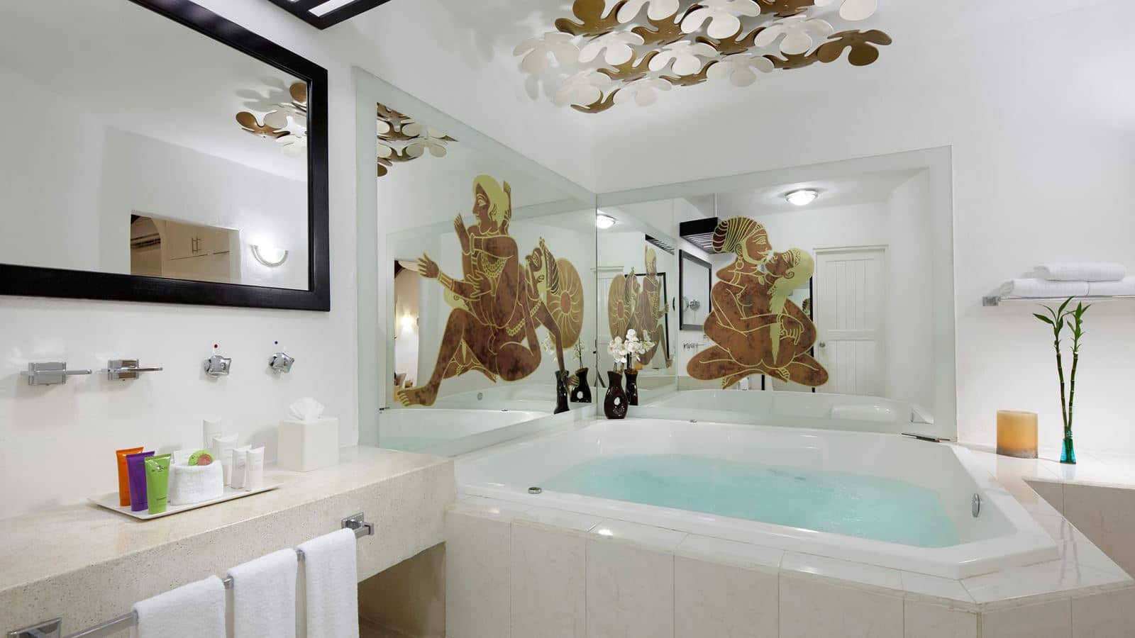 rooms-jacuzzi-room-garden-view